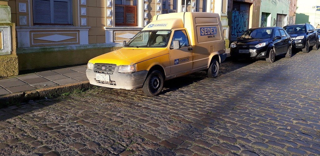 Casal é preso depois de furtar malotes de carro dos Correios