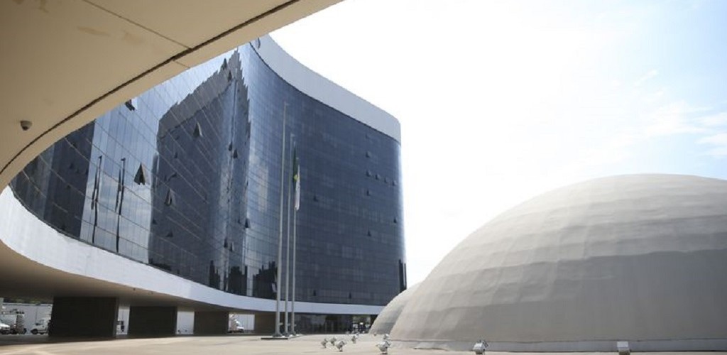 TSE reúne equipes de Bolsonaro e Haddad para discutir fake news