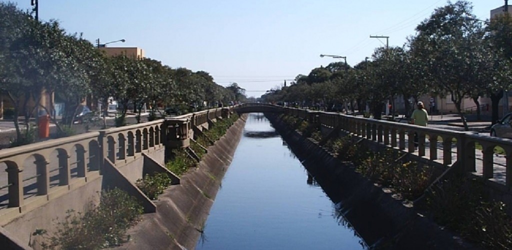 Prefeitura trabalha na revitalização do canalete da Major Carlos Pinto