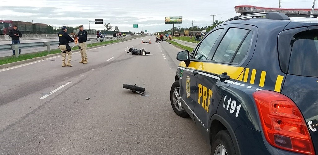 Motociclistas morrem em acidente na BR 116, em Pelotas