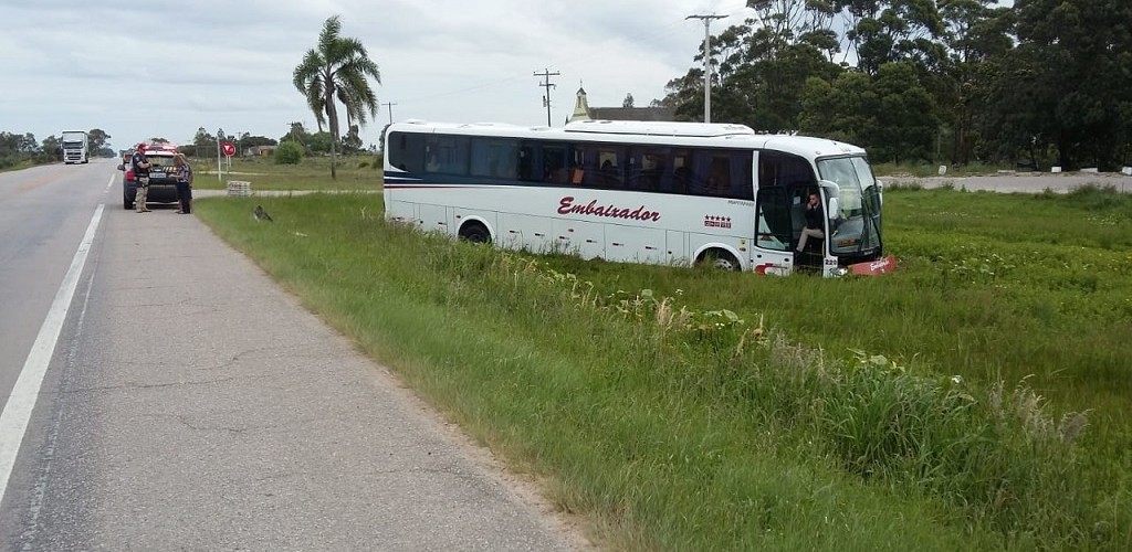 Ônibus se envolve em saída de pista na BR 471