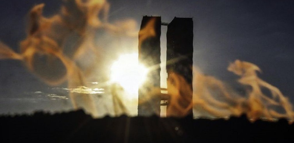 Chama Eterna da Democracia é reacesa na Praça dos Três Poderes