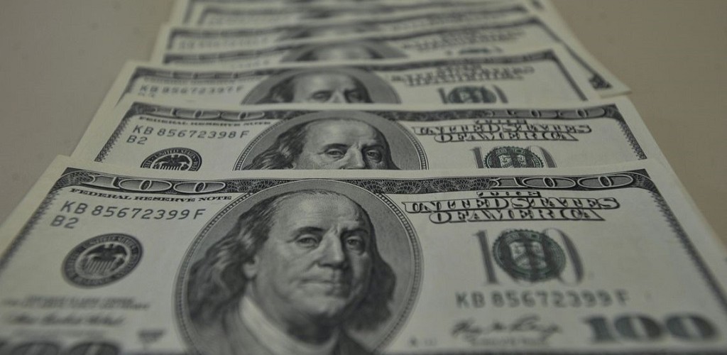 Dólar abre em alta cotado a R$ 3,70
