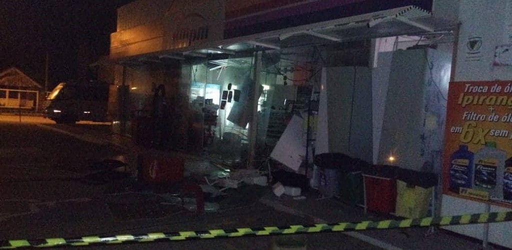 Criminosos explodem caixa eletrônico em posto de combustíveis no Cassino