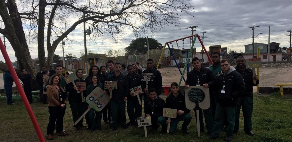 Oitava turma do Projeto Pescar revitaliza praça em frente à Refinaria