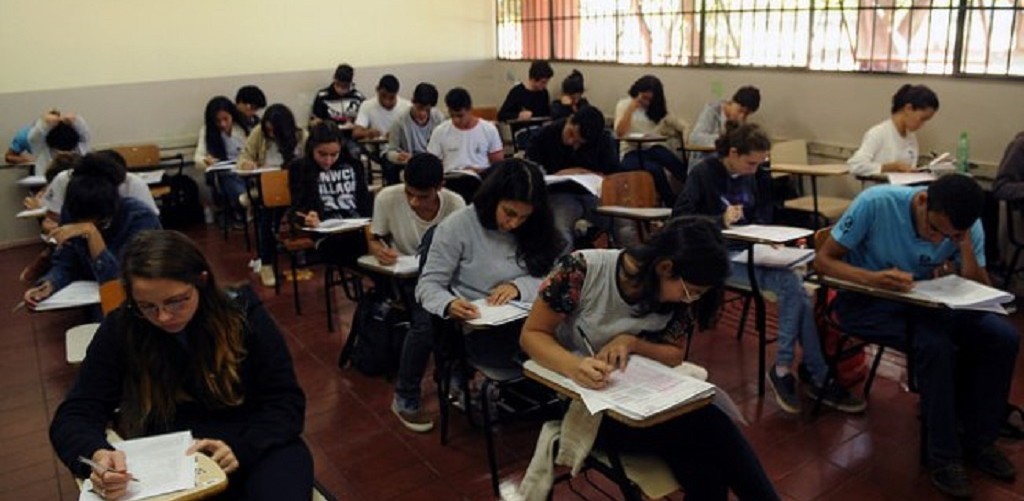 Mais da metade dos adultos do Brasil não completou o Ensino Médio, revela OCDE