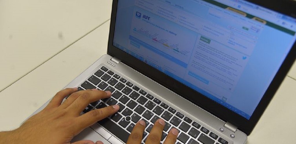 Mais de 2,6 milhões de contribuintes recebem hoje restituição do IR