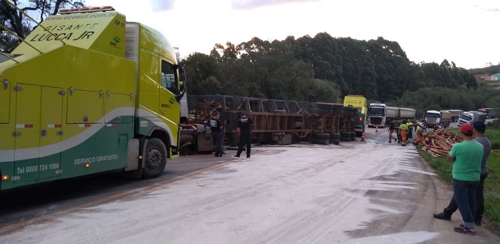 Carreta carregada com madeira tomba e causa interdição na BR 392, em Canguçu