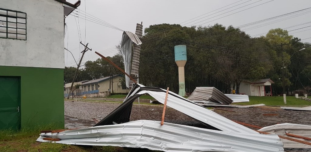 Temporal no RS deixa mais de 360 mil residências sem luz 