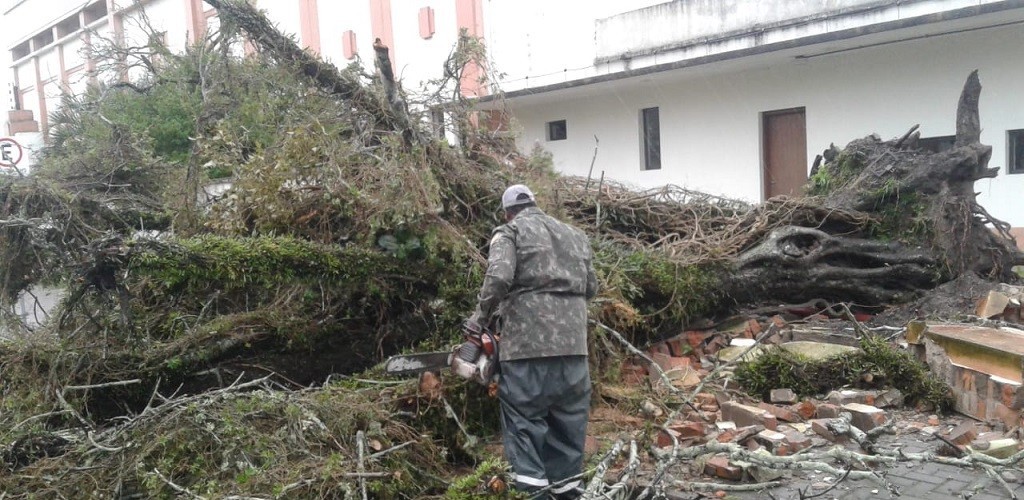 Forte temporal causa estragos e deixa moradores sem luz em Rio Grande