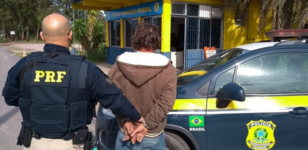 Homem com mandado de prisão em aberto é preso pela PRF, em Santa Vitória do Palmar