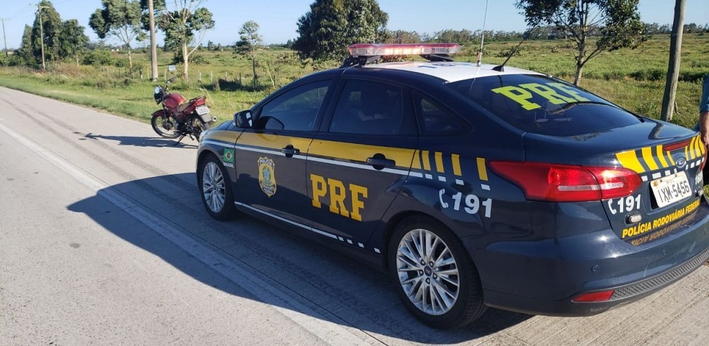 Veículo roubado e moto clonada foram flagrados pela PRF na região