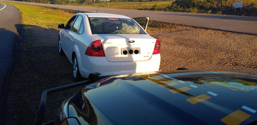 Carro carregado com bebidas é flagrado pela PRF na BR 116