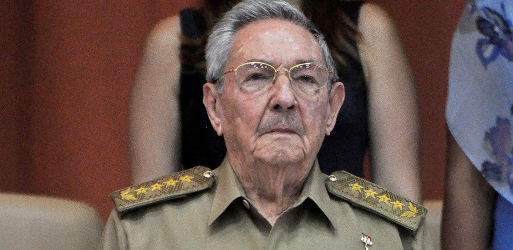 Raúl Castro recebe 201 médicos cubanos que saíram do Brasil