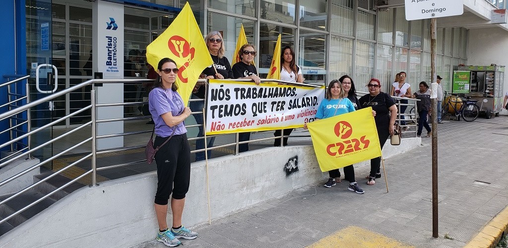 Professores realizaram na sexta protesto em razão de mais um atraso nos salários
