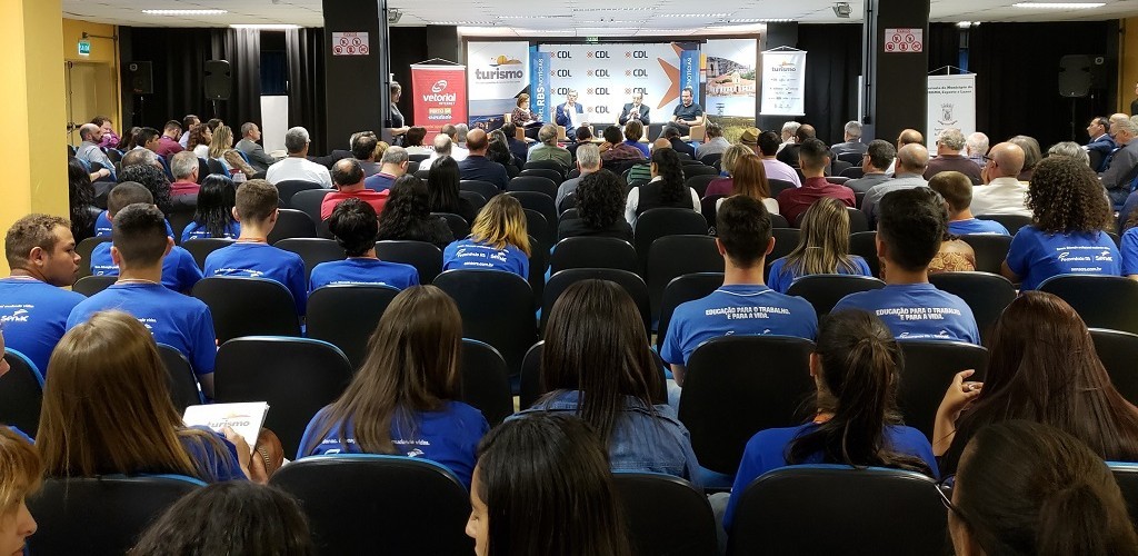 Primeiro dia do II Seminário de Turismo reuniu diversas pessoas no auditório do CCMar