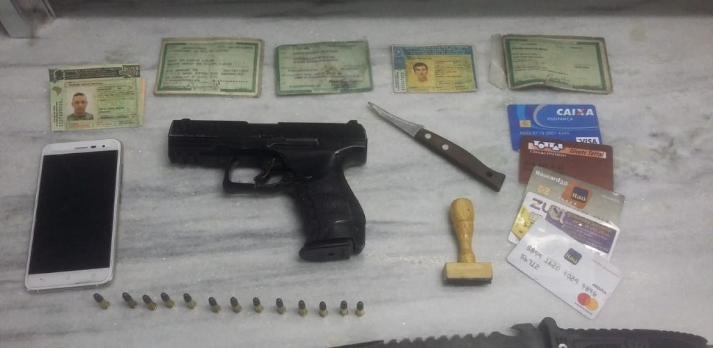 Dupla é presa com documentos, cartões de crédito, arma falsa e munições, em Pelotas