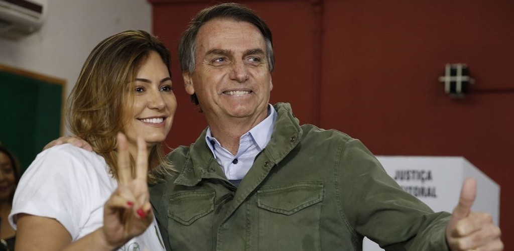 Acompanhado de agentes da PF e da mulher, Bolsonaro vota no Rio