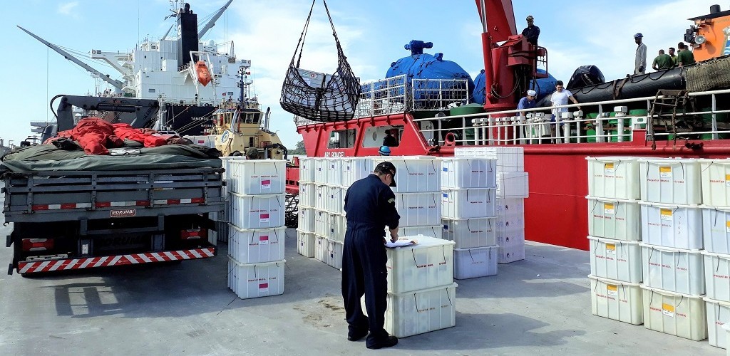 Navio Ary Rongel atraca para embarque de suprimentos e material de pesquisa