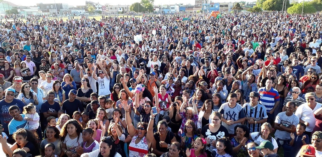 Festa de aniversário da Oceano FM reúne milhares de pessoas na Praça Saraiva