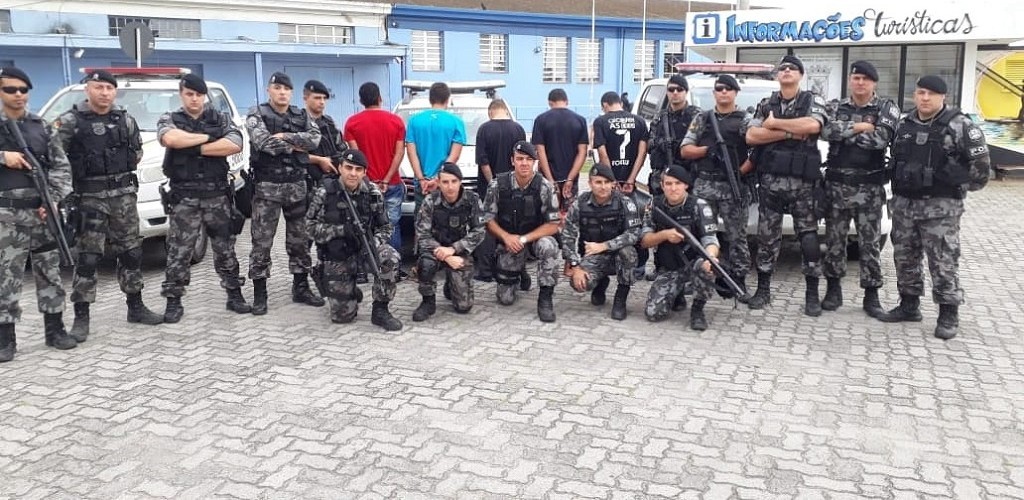 POE prende dois homens e apreende outros três jovens com armas e drogas