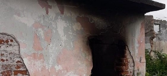 Bombeiros realizam combate à incêndio em casa abandonada