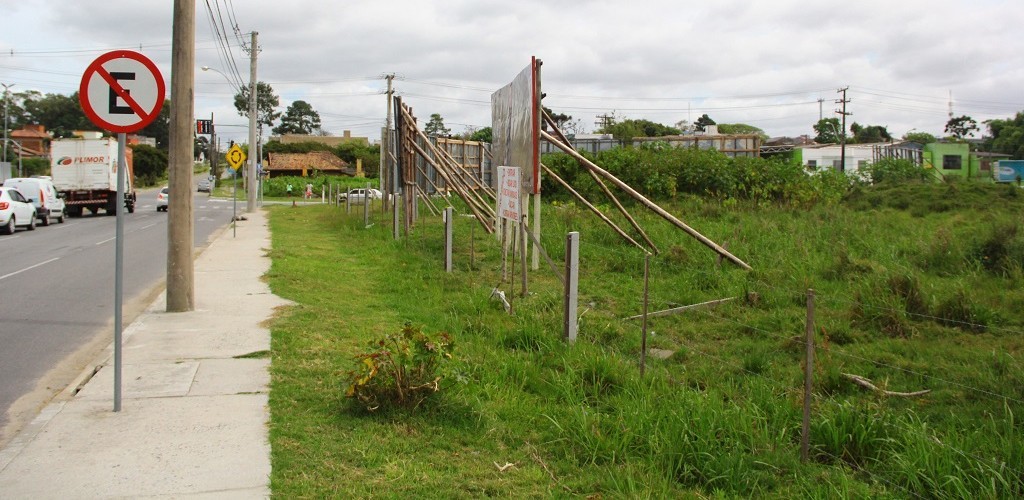 Prefeitura de Pelotas notifica responsáveis por outdoors irregulares