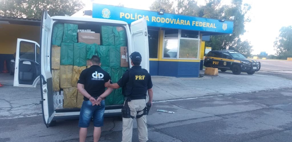 PRF apreende furgão com cigarros contrabandeados