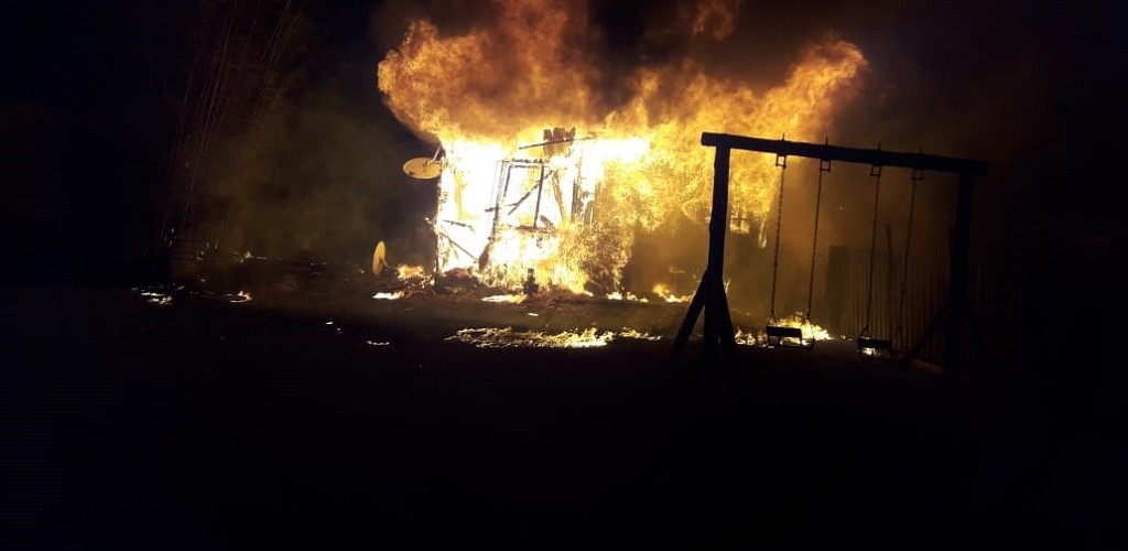 Duas casas pegam fogo em menos de 12 horas