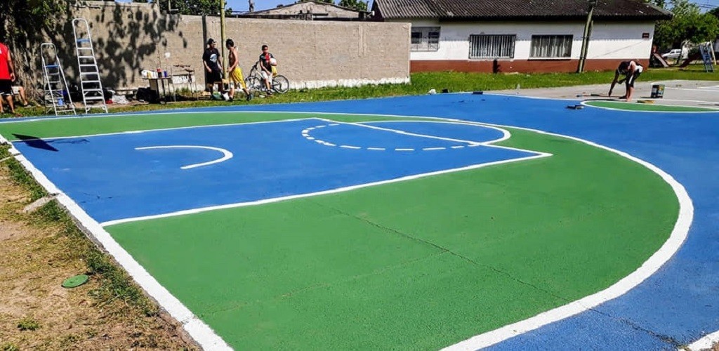 Mutirão recupera quadra de basquete localizada no bairro Cohab II