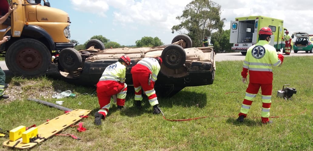Simulação de acidente capacitou equipes da Ecosul e da PRF na BR 392, em Pelotas