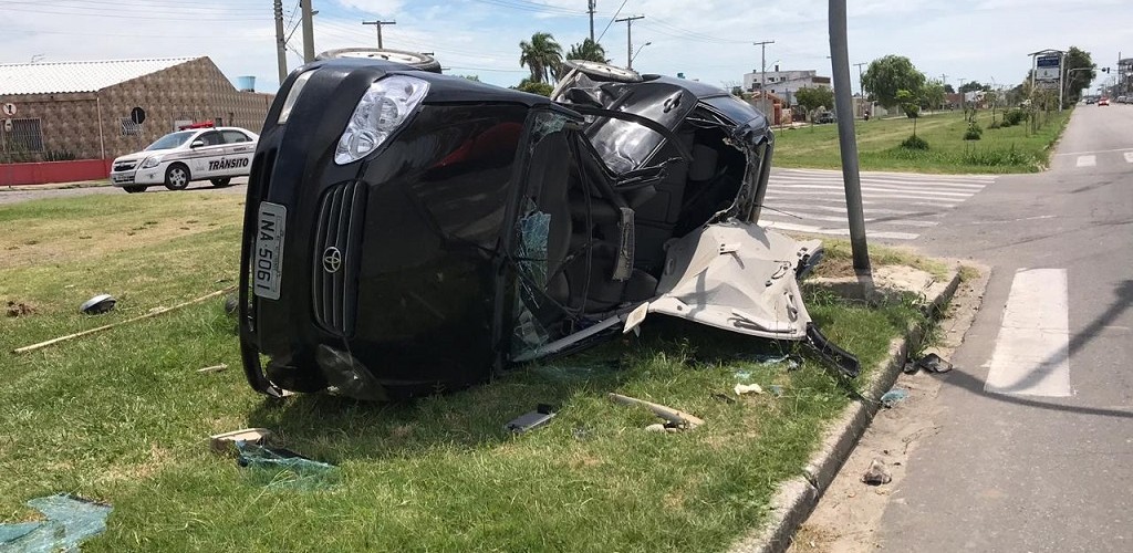 Carro capota e motorista fica ferido após acidente na Rua Val Porto