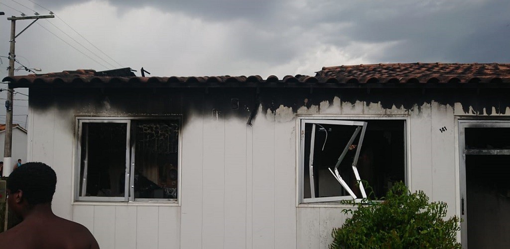 Casa pega fogo em condomínio no bairro Santa Rosa