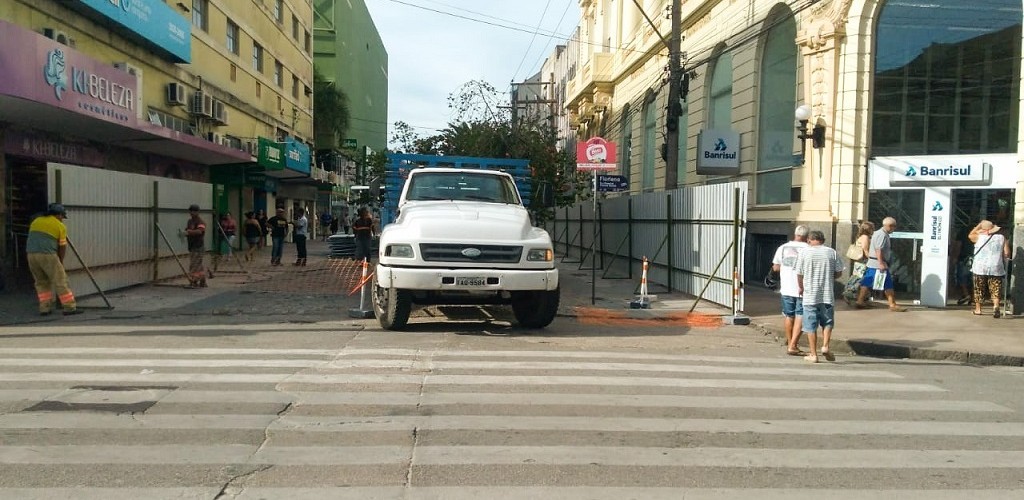 Tapume no Calçadão indica início de obras