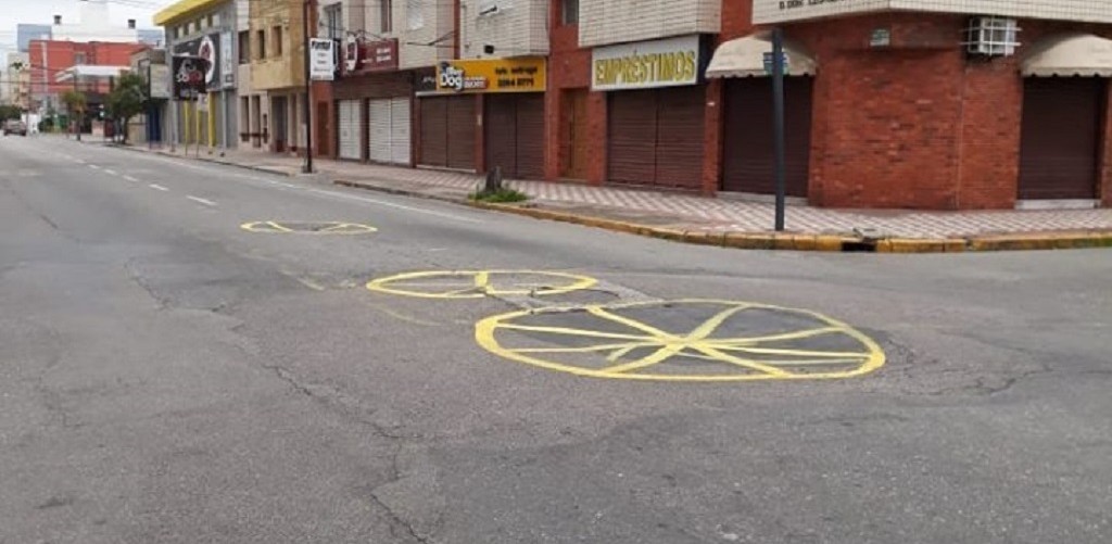 Grupo se mobiliza e pinta buracos pelas ruas da cidade