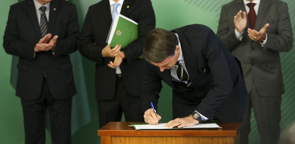 Bolsonaro assina decreto que flexibiliza a posse de armas