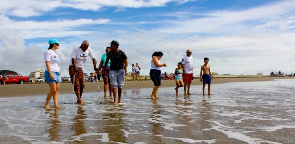 Projeto Verão Legal proporcionou banhos de mar assistidos para pessoas com deficiência