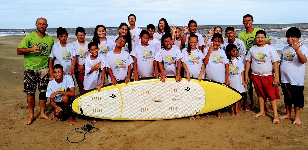 Surf Solidário proporciona esporte e lazer a crianças na praia do Cassino 