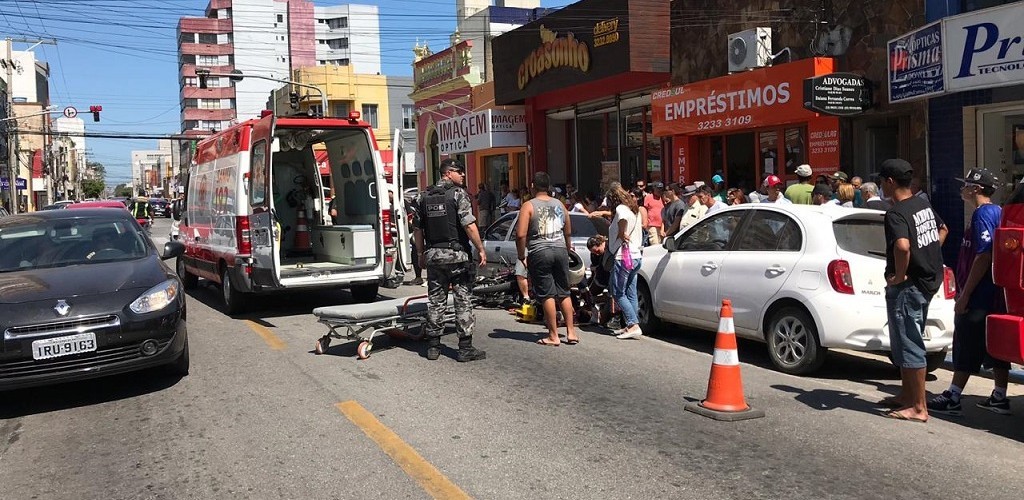 Homem tenta fugir e acaba batendo em viatura de agentes de trânsito na Rua Silva Paes