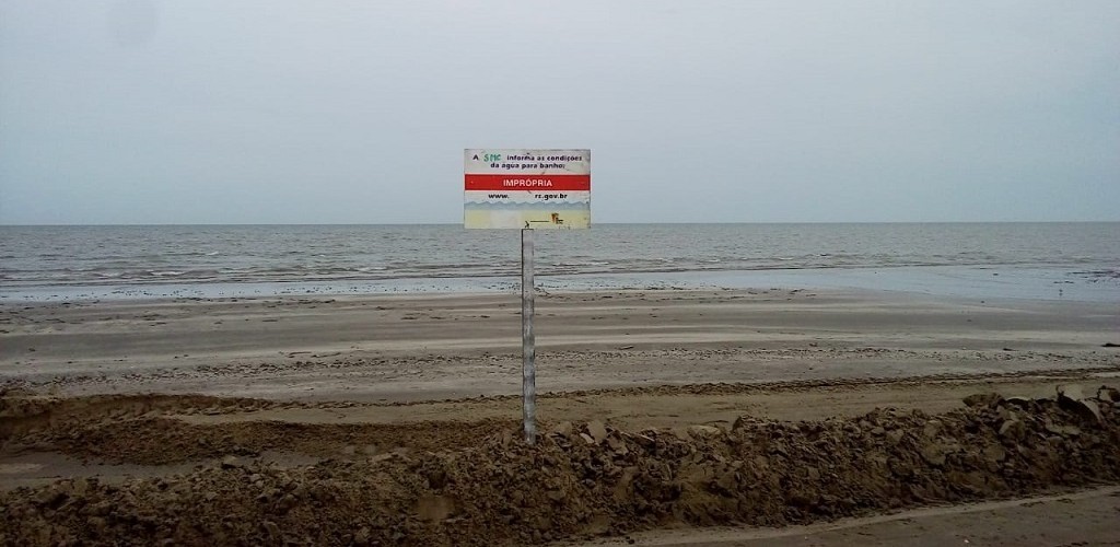 Placas de sinalização são instaladas em trecho afetado pelo lodo na Praia do Cassino
