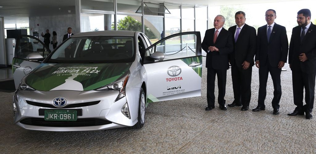 Governo lança tecnologia para produzir 1º carro híbrido flex do mundo