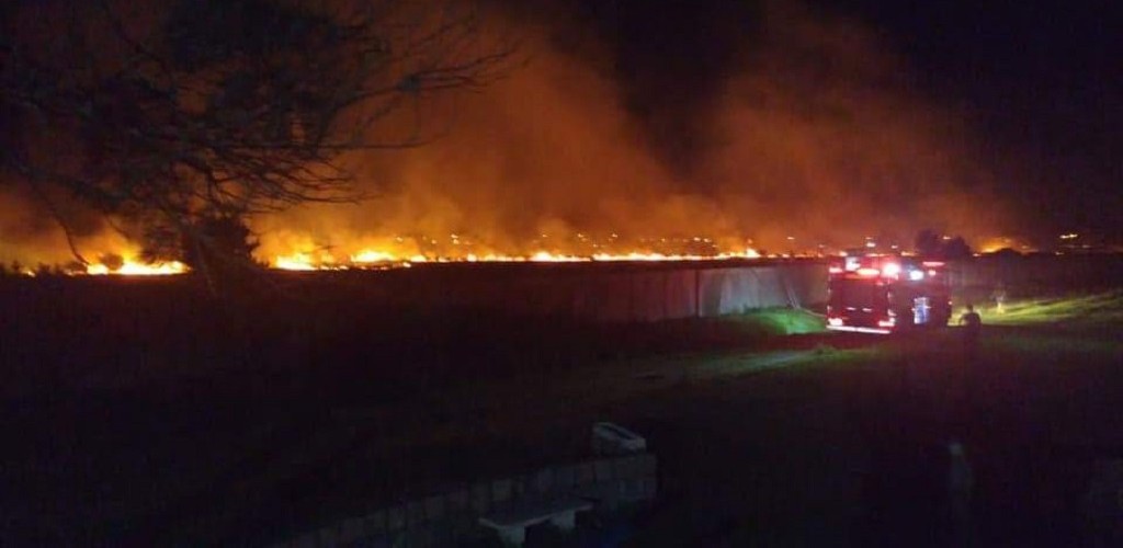 Bombeiros e Defesa Civil combateram incêndio às margens da pista do aeroporto