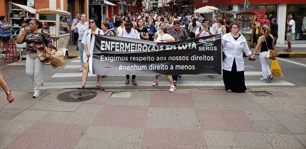 No último dia de paralisação, funcionários da Santa Casa realizam caminhada pelas ruas
