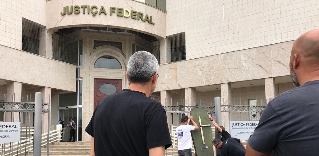 ONGs de RG fazem protesto em frente à Justiça Federal em razão da retomada da dragagem