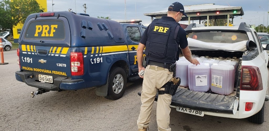Veículo transportando óleo diesel de forma irregular é flagrado pela PRF, na BR 116