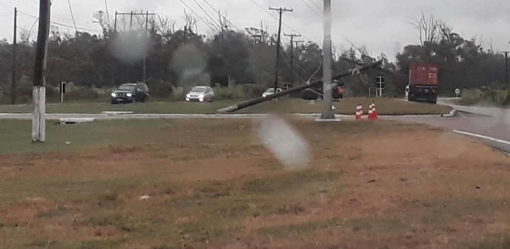 Chuva e vento forte causaram falta de energia no centro e distrito industrial