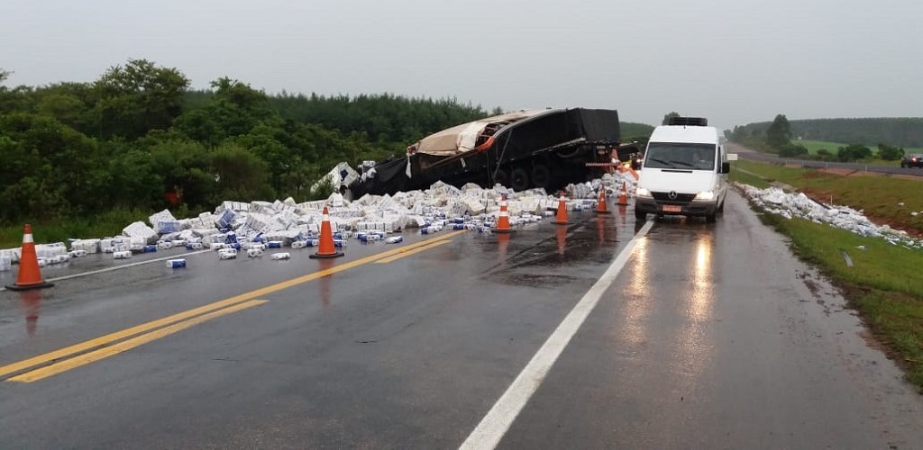 Acidente entre dois caminhões causa a morte de uma pessoa na BR 116