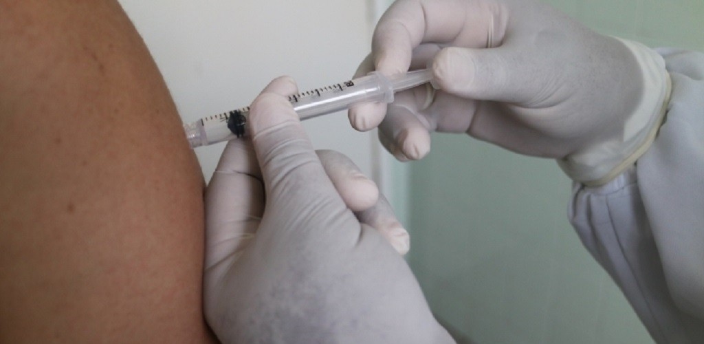 Vacina contra a febre amarela está disponível nas unidades de saúde