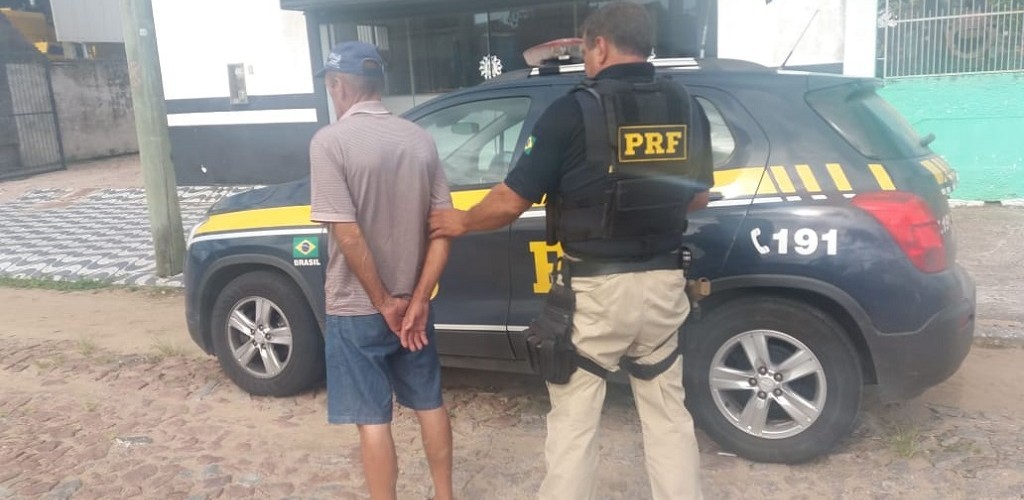 Homem que sinalizava trecho da BR-116 é atropelado por caminhoneiro embriagado