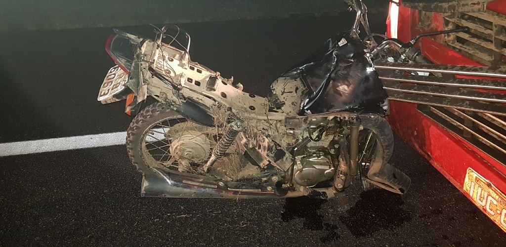 Motociclista morre após bater de frente em caminhão